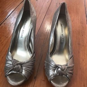 Size 7, gold Antonio Melanie peep toe heels